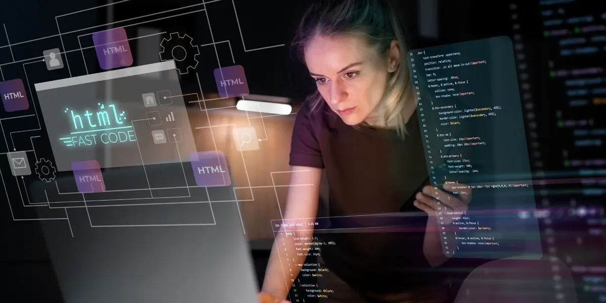 Junge Frau arbeitet konzentriert am Laptop mit eingeblendeten HTML- und Code-Elementen – Symbol für moderne Webentwicklung.