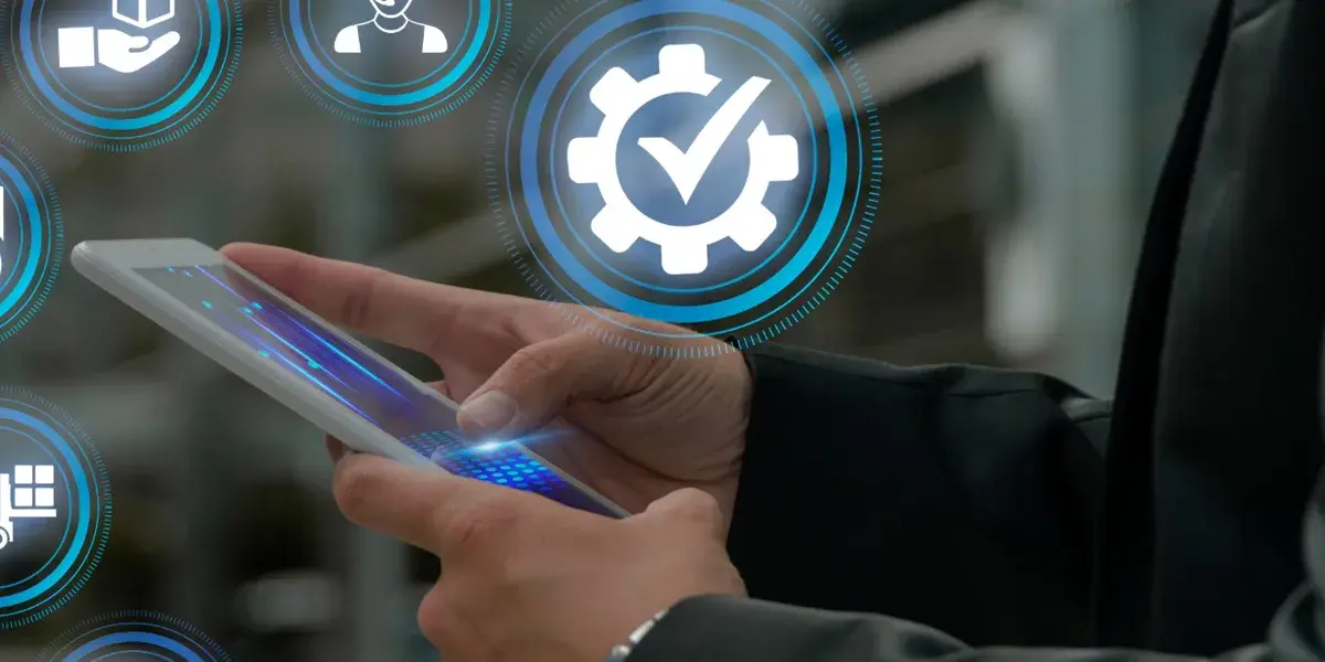Gesch&auml;ftsmann mit Tablet steuert digitale Supply-Chain-Prozesse &uuml;ber eine virtuelle Benutzeroberfl&auml;che mit Symbolen f&uuml;r Logistik, Qualit&auml;t und Kundenservice.